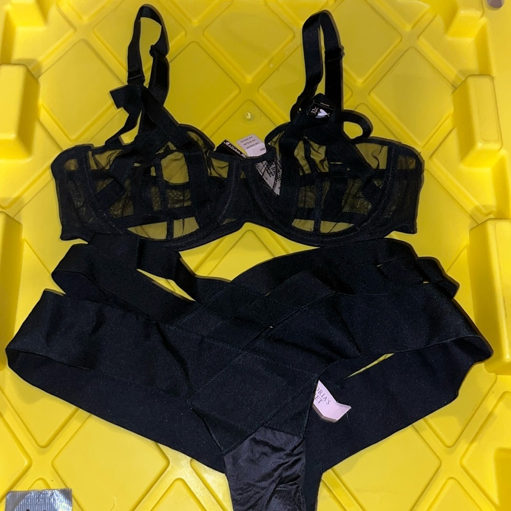 NWT VICTORIAS SECRET VERY SEXY STRAPPY 32C bra and SMALL panty